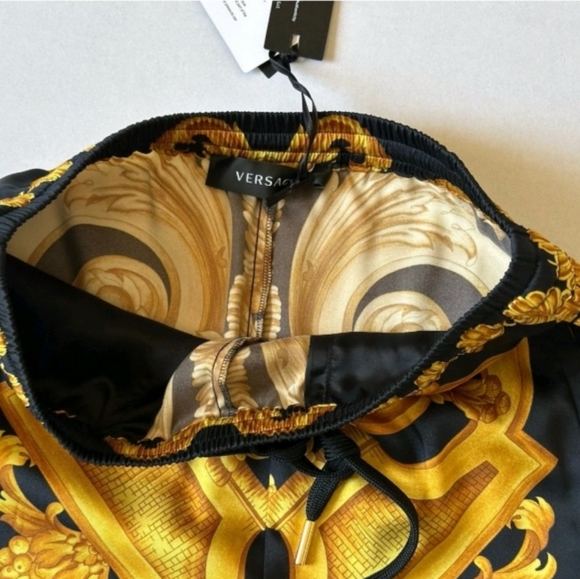 Versace Heritage Print Logo Womens Black/Gold Shorts 4 US (38) NWT With Box - Picture 7 of 16